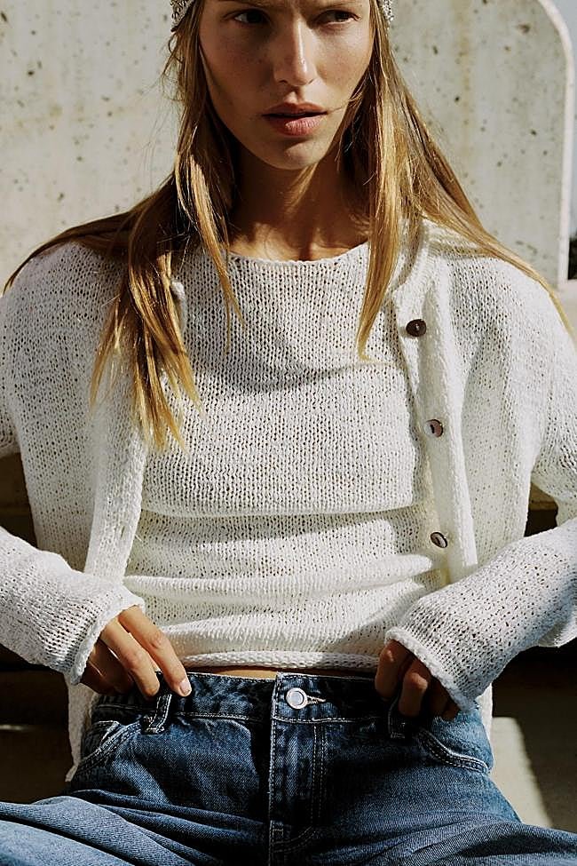 Conjunto de top y cárdigan de punto a juego en blanco de Zara.