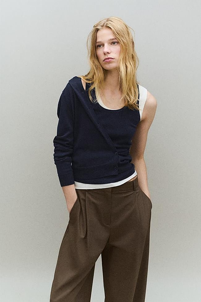 Conjunto de top y chaqueta de punto en azul marino de Mango.