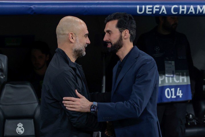 Pep Guardiola junto a Álvaro Arbeloa esta tarde. (EFE/Juanjo Martín)