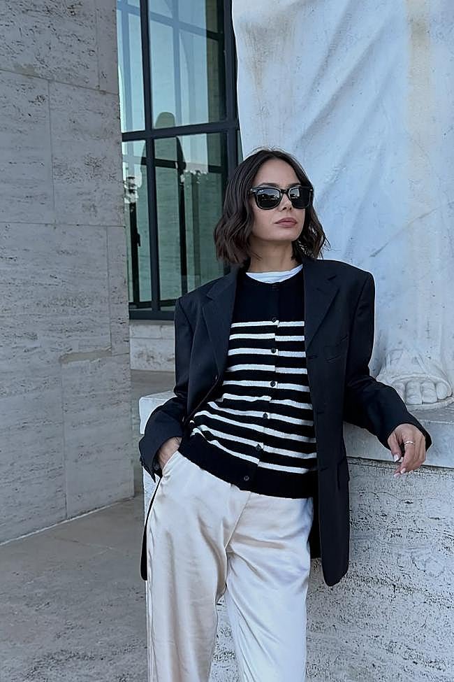 Influencer con cárdigan de rayas
