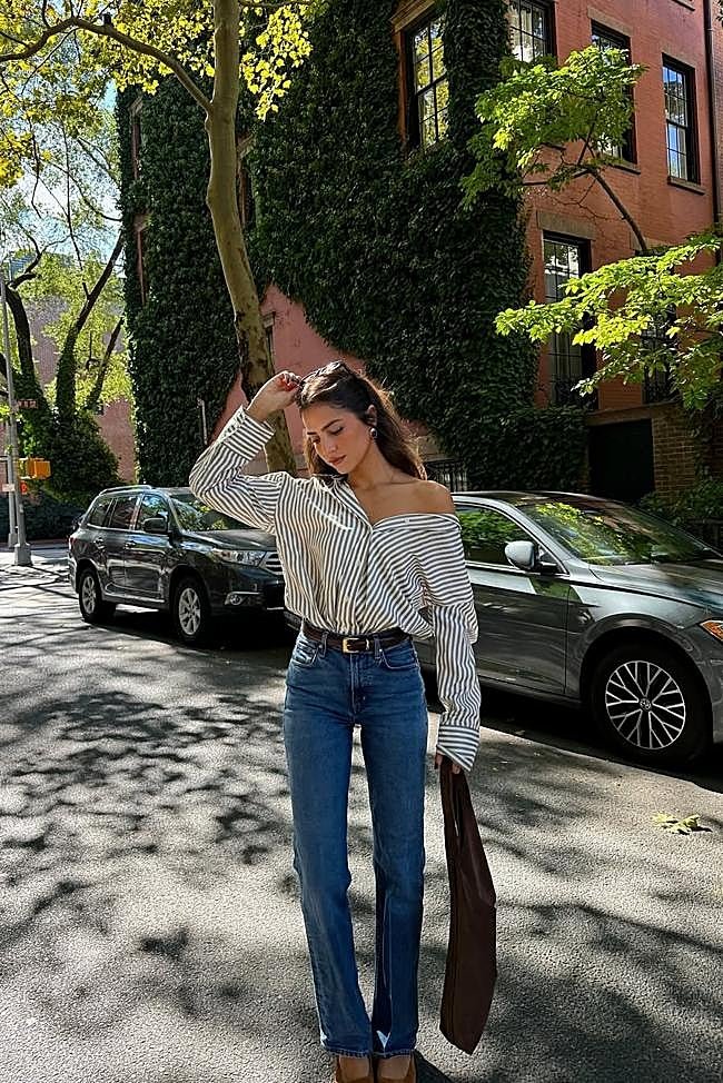 Influencer con camisa de rayas