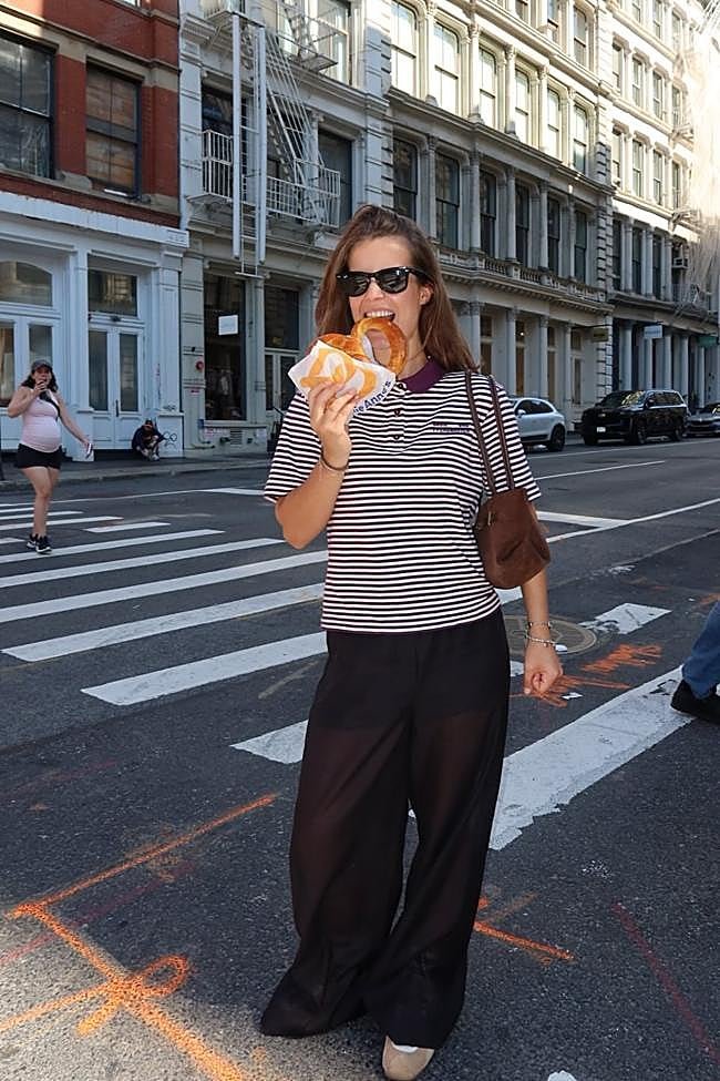Influencer con polo de rayas