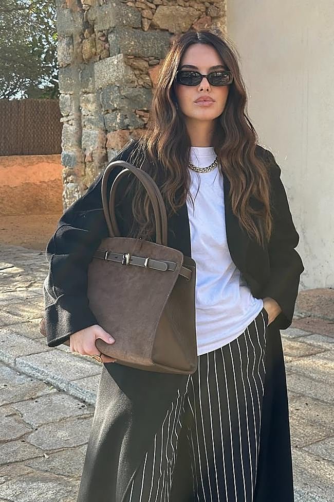 Influencer con pantalones de rayas