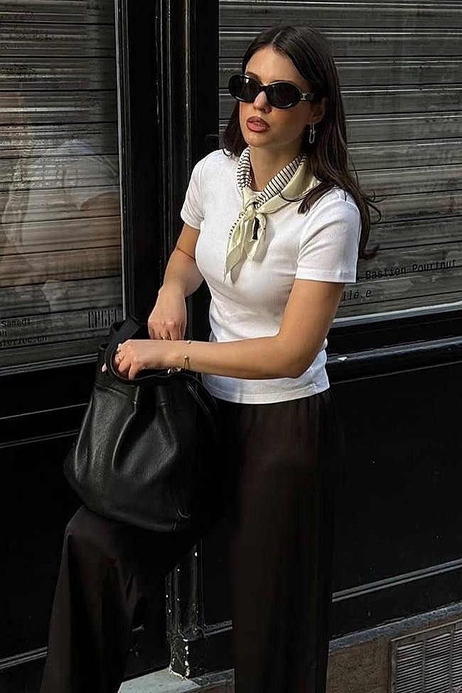 Influencer con pañuelo de rayas