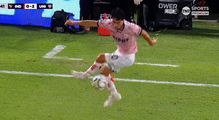 Palacios paró la pelota de taco, con una pierna detrás de la otra.