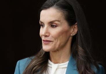 La reina Letizia vuelve al traje en el Día Mundial de las Enfermedades Raras: de Carolina Herrera y en un color muy primaveral