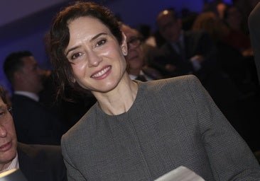 Isabel Díaz Ayuso ha encontrado en las rebajas Mango el traje de chaqueta más original