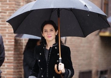 Isabel Díaz Ayuso, clásica y sobria, acude a la capilla ardiente de Irene de Grecia en Madrid