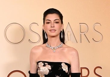 Anne Hathaway rinde homenaje a Valentino con un vestido floral en la alfombra roja de los Premios Oscar