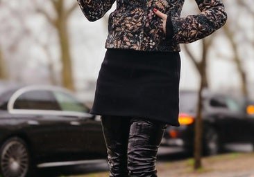 Vuelve la minifalda recta de los 90 y así es cómo la llevarás en 2026