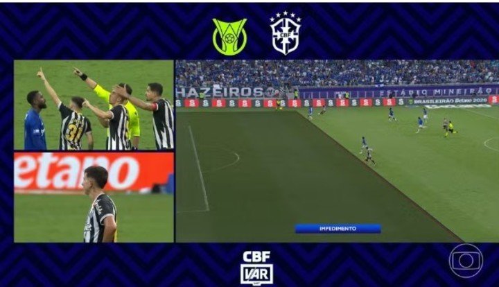 Los jugadores miran la pantalla gigante y reclaman habilitación. El VAR vio offside.
