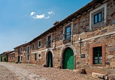 El pueblo para volverte a enamorar de León: calles empedradas, portones en verde y el riquísimo cocido maragato