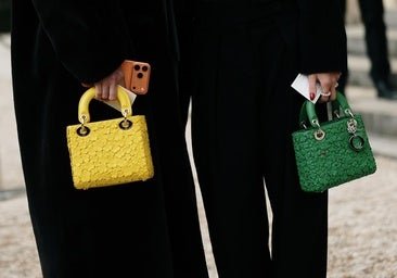 Bolsos de colores, el truco de estilo que arrasa en el street style para marcar la diferencia en un look