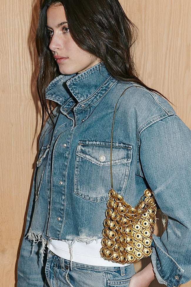 Bolso dorado de Zara (49,99 euros)
