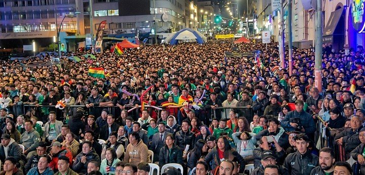 Los hinchas siguiendo el partido en La Paz.