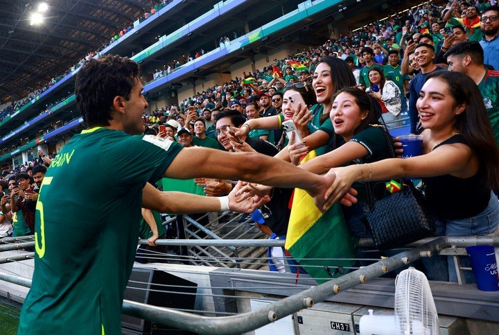 Efrain Morales festeja con una hincha (Reuters). 