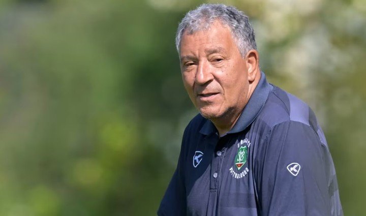 El DT de Surinam (FIFA).