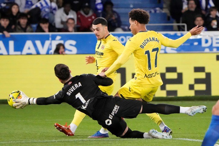 Antonio Sivera, arquero del Alavés, en acción. (Foto: EFE)