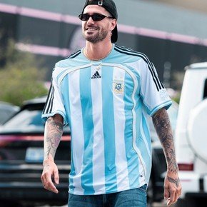 La camiseta retro de Lionel Messi con la que Rodrigo De Paul llegó a la práctica del Inter Miami