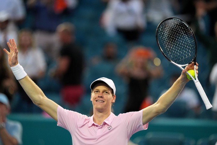 Jannik Sinner festejó así su triunfo en la final de Miami. (AP)