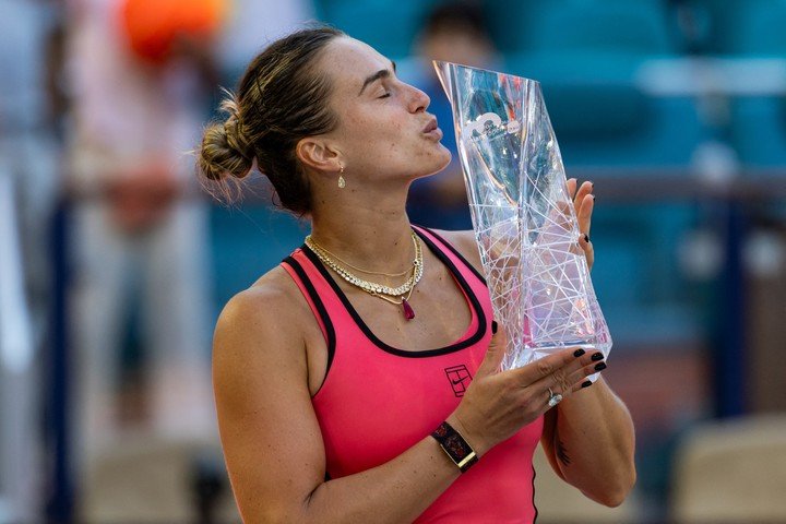 Aryna Sabalenka besa el trofeo tras vencer en la final a Coco Gauff. (REUTERS).