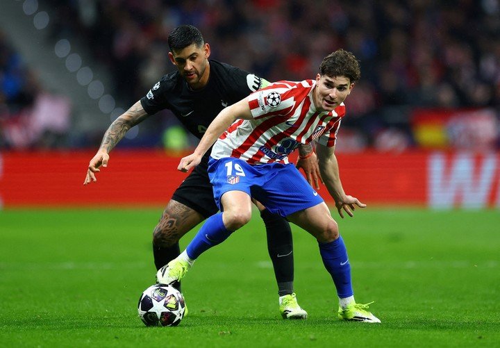 Julián contra el Cuti por la Champions. (REUTERS)