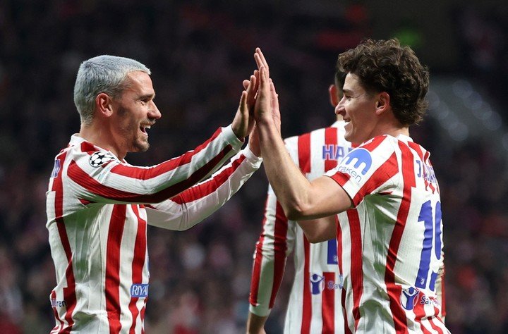 Atlético puso un pie en cuartos. (REUTERS)