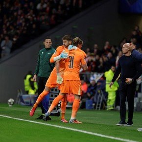 La pesadilla del arquero del Tottenham: lo sacaron a los 17 minutos de primer tiempo y se fue llorando al vestuario 