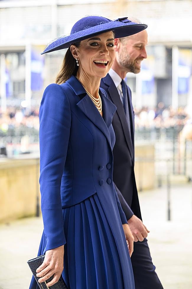 Kate Middleton completó el look con joyas de perlas.
