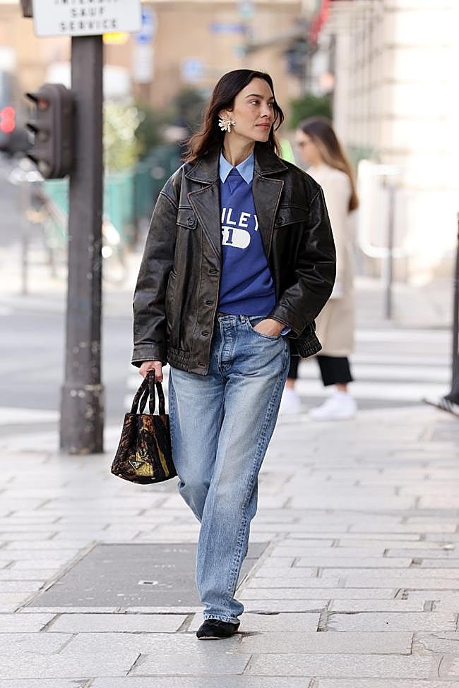 Alexa Chung ha llevado un look con vaqueros.