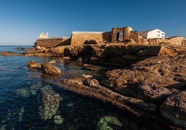 El destino perfecto para el puente de agosto es esta isla del Mediterráneo rodeada por una muralla y con aguas perfectas para hacer snorkel