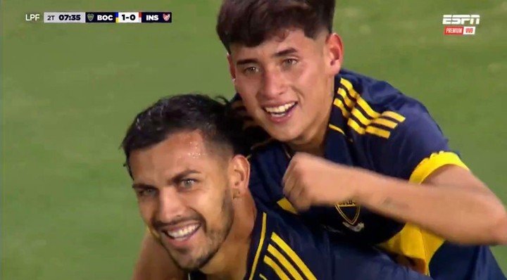Aranda, a caballito de Paredes en su primer gol.