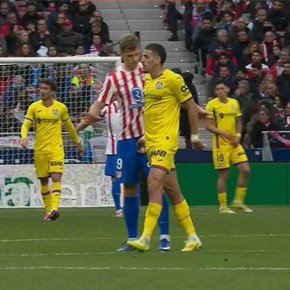 Video: el jugador del Getafe que fue expulsado por pellizcarle los genitales a un rival