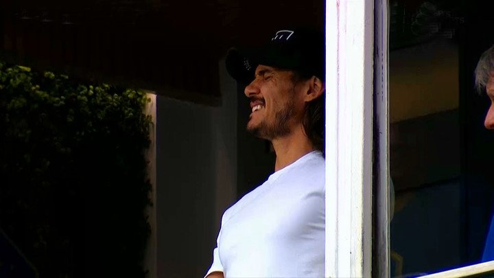 El dolor de Cavani en los palcos de La Bombonera. (Captura TV).