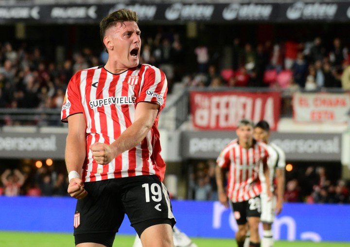 Gaich festeja uno de sus tres goles para Estudiantes ante Central Córdoba (Fotobaires). Fecha 12 Torneo Apertura Liga Profesional.