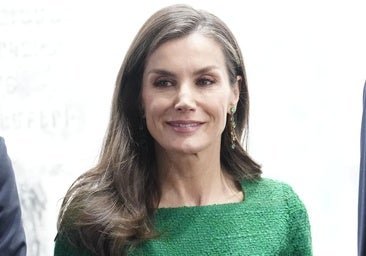El look más clásico de la reina Letizia para inaugurar ARCO: vestido verde de tweed y unos espectaculares pendientes de esmeraldas