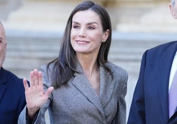 La reina Letizia apoya el periodismo con la chaqueta cruzada que más estiliza