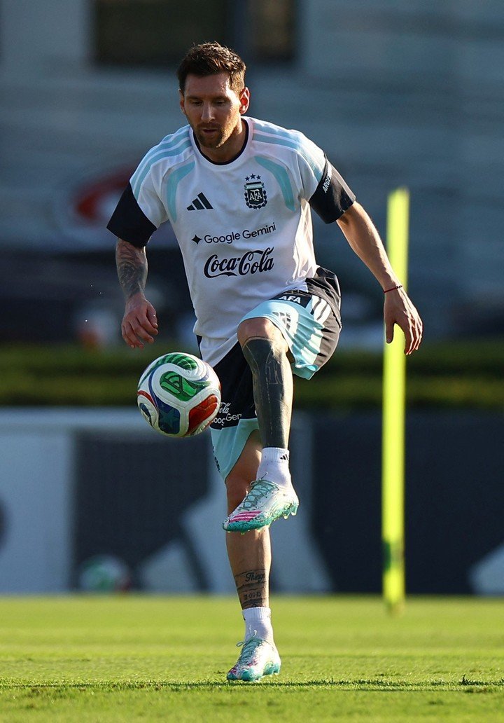 Messi y la pelota, en Ezeiza. (Foto: Reuters)