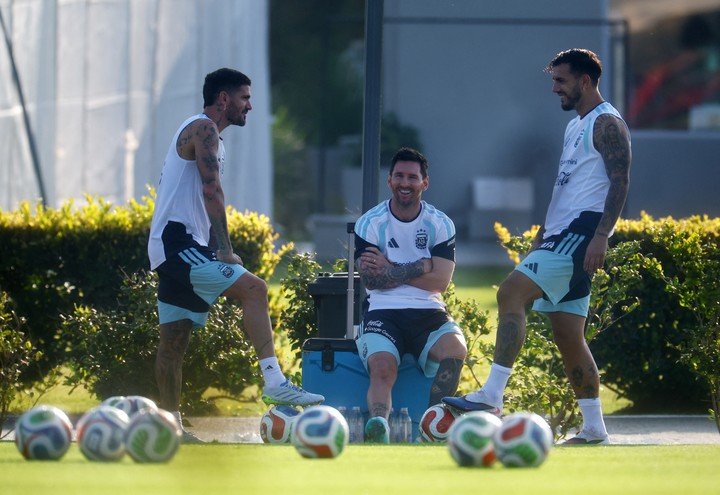 Messi, con Rodrigo De Paul y Leandro Paredes. (Foto: Reuters)