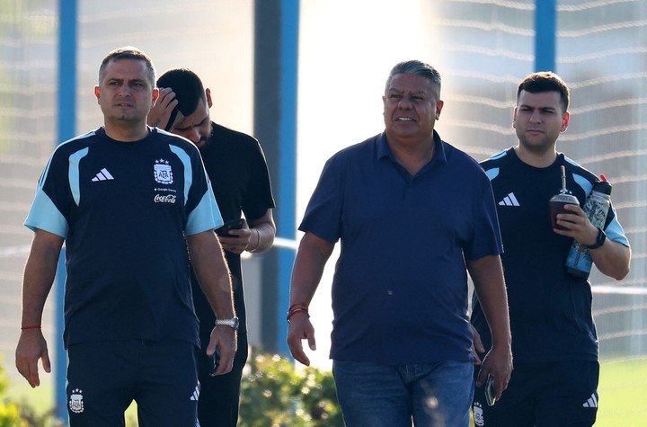 Claudio Tapia, presidente de la AFA, estuvo en el predio de Ezeiza con la Selección. (Foto. Reuters)