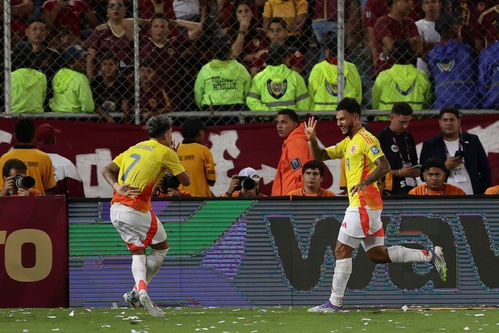 La dupla con la camiseta de Colombia (EFE). 