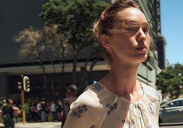 La camisa con estampado floral es la prenda de entretiempo que nos ha conquistado