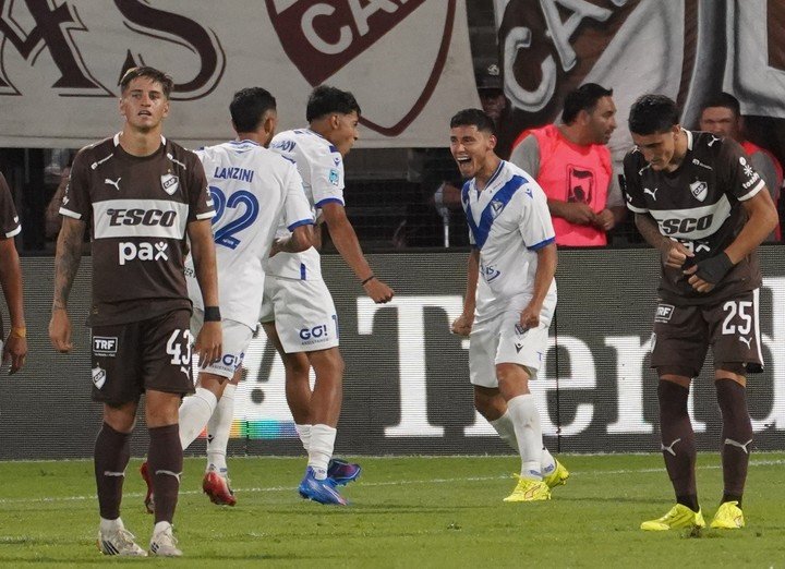 El festejo de Robertone y todo Vélez tras el 2-0 a Platense.
Foto: Marcelo Carroll
