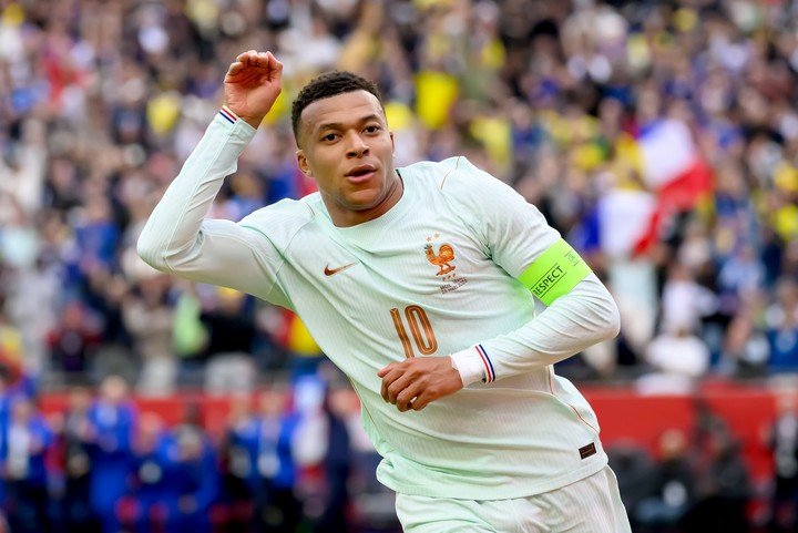 ¿Cómo entró Kiki? Mbappé la picó para la victoria de Francia. (EFE/EPA/ADAM RICHINS).