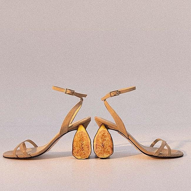 Sandalias con tacón dorado de mint & rose, 199 euros.