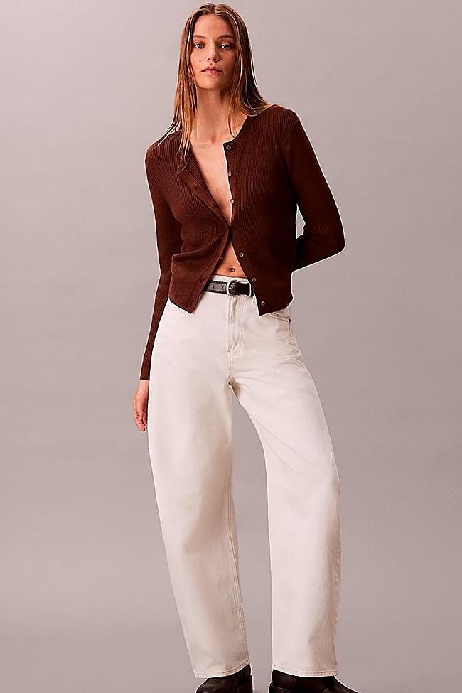 Vaqueros barrel en blanco de Calvin Klein.