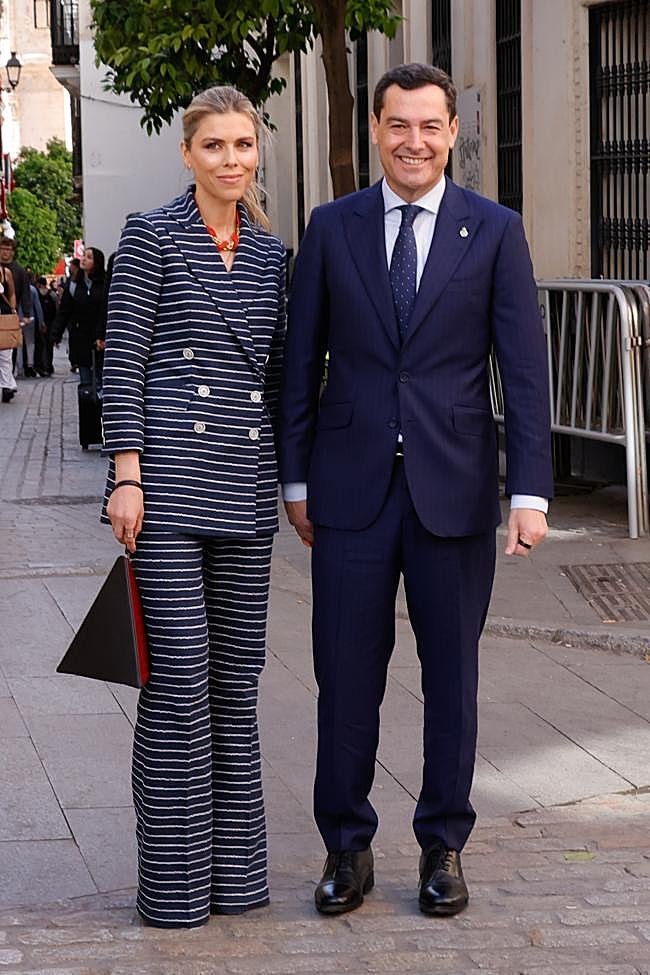 Manuela Villena y Juanma Moreno durante el Domingo de Ramos.