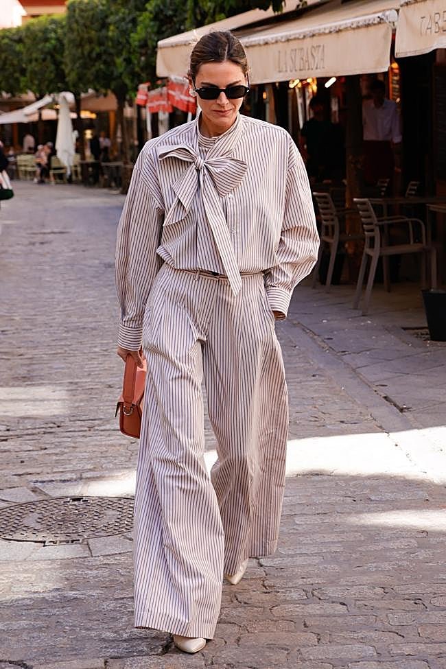 Amaia Salamanca con conjunto de rayas en el Domingo de Ramos.