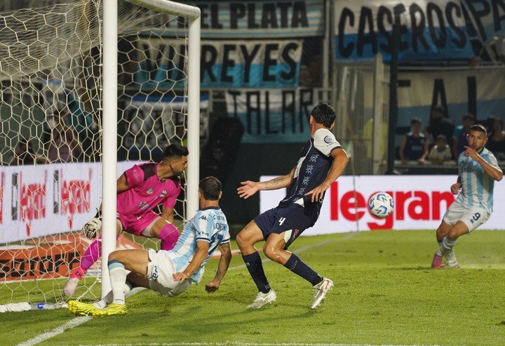 Maravilla espera la pelota para empujarla hacia la red: fue el 1-0. (Foto: Marcelo Carroll)