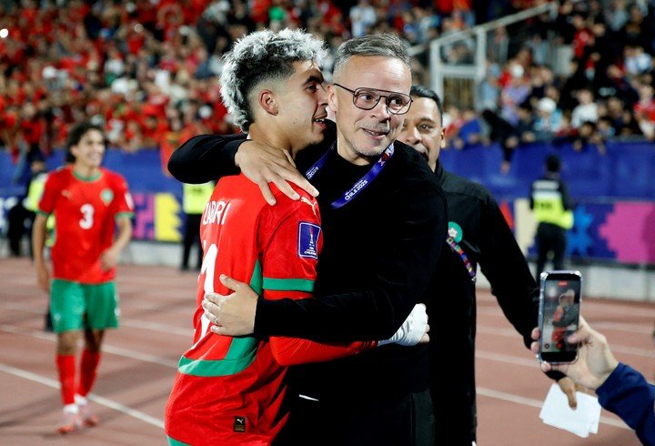 Yassir Zabiri, jugador de Marruecos, se abraza a Mohamed Ouahbi (Reuters). 